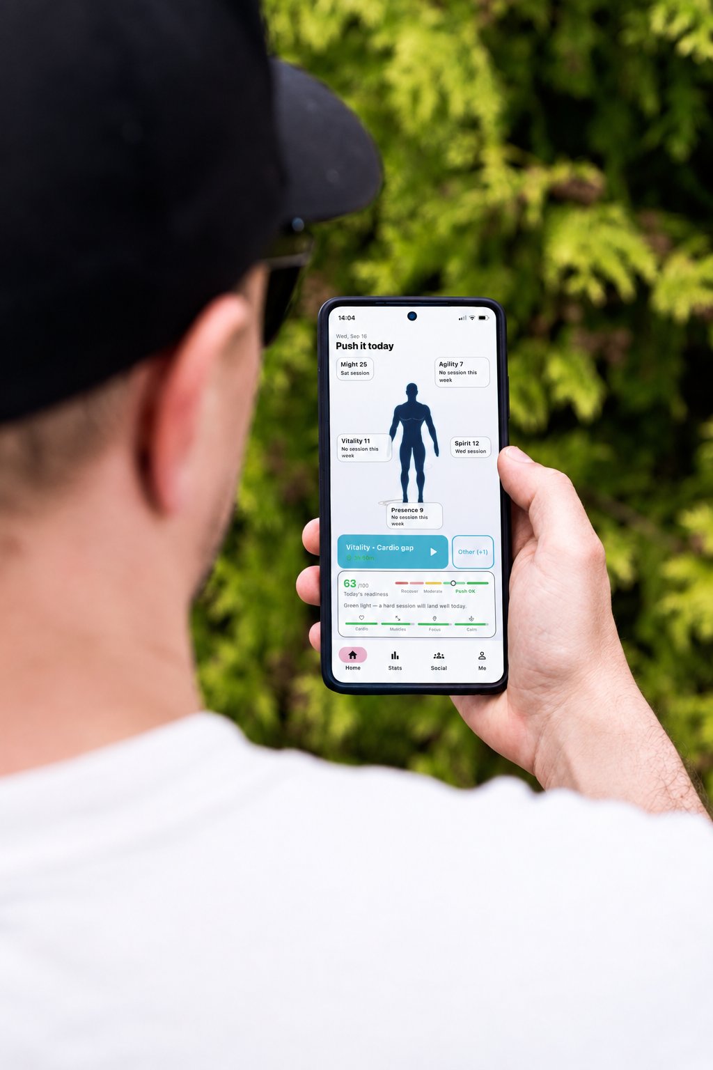 Person hält ein Smartphone mit dem Forjum-Startbildschirm: fünf Werte, vorgeschlagene Einheit und Bereitschaftswert